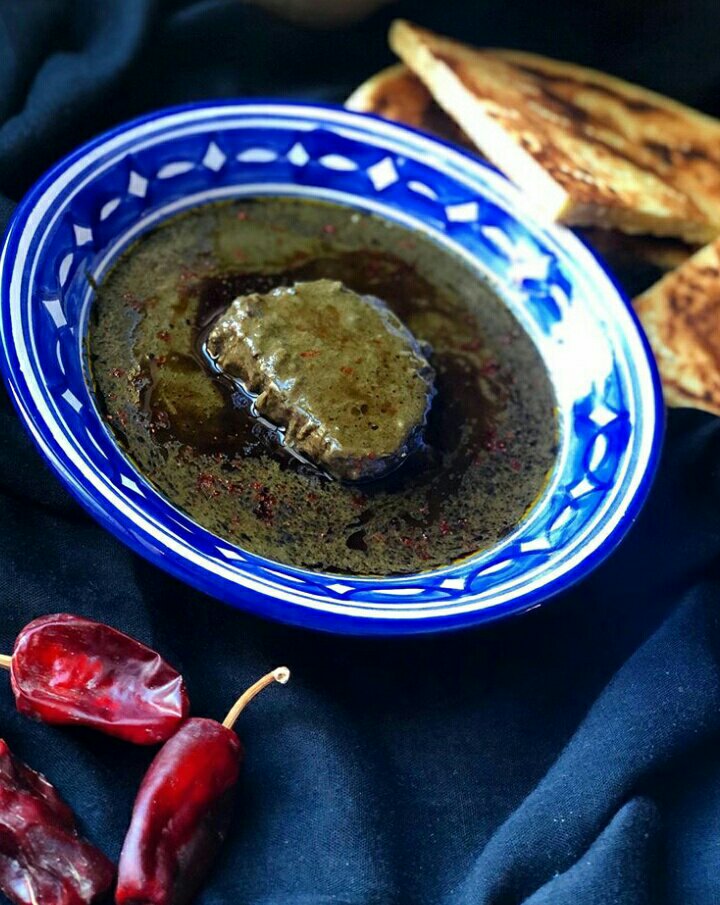 EyraDz's tweet photo. Algerian "Meloukhia"  With algerian bread "kesra rakhsis"
ملوخية على الطريقة الجزائرية مع الكسرة رخسيس احد انواع الخبز الجزائري🇩🇿
#تراث_الجزائر
#الجزائر 
#algeria 
#algerie
#Algerian_heritage 
#algerian_kitchen
#Cuisine_algérienne
#algerian_food
#المطبخ_الجزائري https://t.co/cPfydzVtai