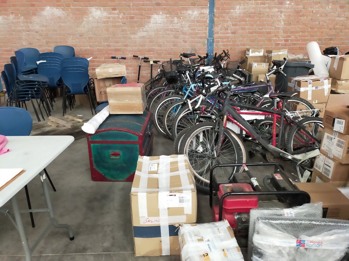PuertoSierra's tweet photo. Llegamos a Móstoles para dejar el material recogido en la @UniPastCHSala de amigos y vecinos.
#TemplvmKandi está en buenas manos.

Gracias a @GomezVilloria y Canito, ¡Sois dos Girasoles!, a Emma por su estuche a Javi por las pinturas, y a @Quiricoconcha por llevar el material. https://t.co/8DR7BmpUhp