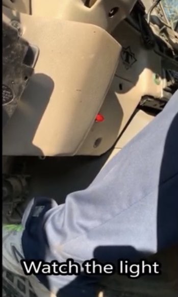 trishieldca's tweet photo. Watch the light. The Brake Stroke Light Indicator System at Work. https://t.co/ufw4F9iDPg. Give drivers immediate feeeback that they have a brake out of adjustment and potentially being placed OOS or fined. #RoadSafety #OOS #PreTrips https://t.co/nRxmjWI1RX