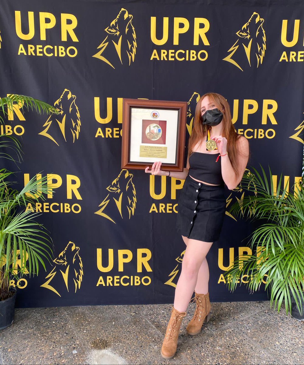 UPRA_WebRadio's tweet photo. UPRA Web Radio felicita a una de las nuestras, Santia L. Marrero Sepúlveda, quien obtuvo el Gran Premio del Rector 2020 y placa por el promedio más alto en el departamento de COMU. Graduanda 2020, medalla de graduación Summa Cum Laude. 🎓🐺
#SomosCOMUUPRA #OrgulloCOMU https://t.co/dzz8VZyoyy