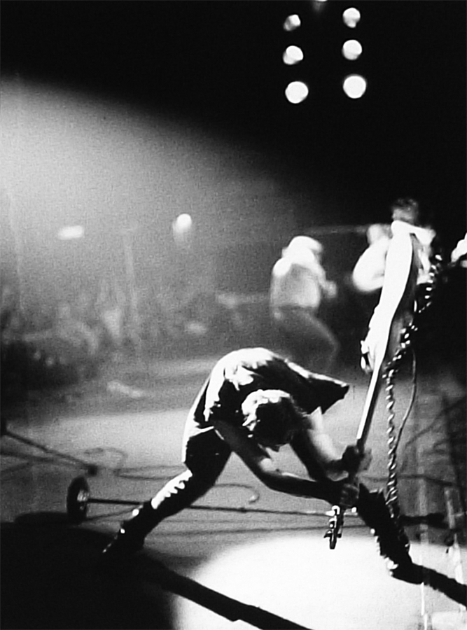 NifMuhammad's tweet photo. happy birthday to Paul Simonon and shoutout to Pennie Smith for capturing one of my favorite photos in music history and shoutout to that p bass for its service https://t.co/X3yHOfoauV