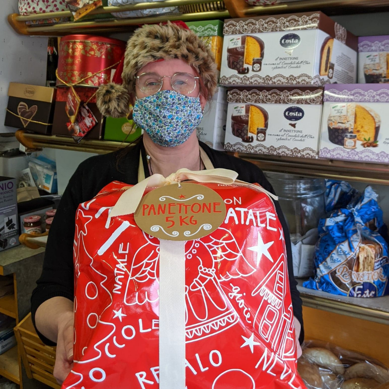LaGrottaDelForm's tweet photo. ✨GIVEAWAY✨ You can win this 5Kg Bindi Panettone!! You might think it's too good to be true but remember it's Christmas miracles season. 

Raffle entry is free with purchase. The raffle closes December 23rd at 6pm. Winner must be able to pick up the prize at our deli. https://t.co/RjS8SRwE64