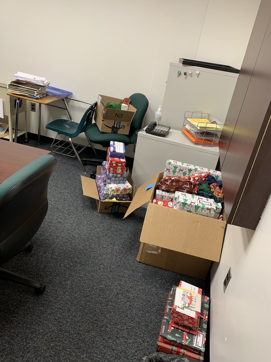 ForgeCounselors's tweet photo. The generosity of faculty, clubs, and our community, will be shared with many of our Forge family. Thank you for the many donations and Happy Holidays to all. Stay healthy!! @CForgeEagles  @greenwall2021  @SCPSchools https://t.co/BWFkcWCRnP