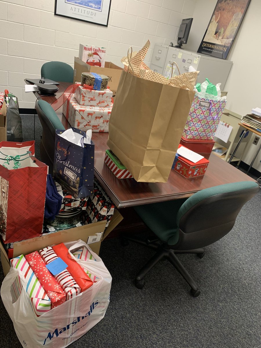 ForgeCounselors's tweet photo. The generosity of faculty, clubs, and our community, will be shared with many of our Forge family. Thank you for the many donations and Happy Holidays to all. Stay healthy!! @CForgeEagles  @greenwall2021  @SCPSchools https://t.co/BWFkcWCRnP