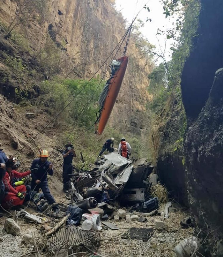 #Cuernavaca Vía Facebook; El día de hoy acudimos al rescate de una familia que cayó más de 100 metros dentro de una barranca ubicada en la Autopista Siglo XXI. Con nuestro equipo de Rescate Vertical, logramos descender para iniciar con la recuperación de los 3 cuerpos. :€
