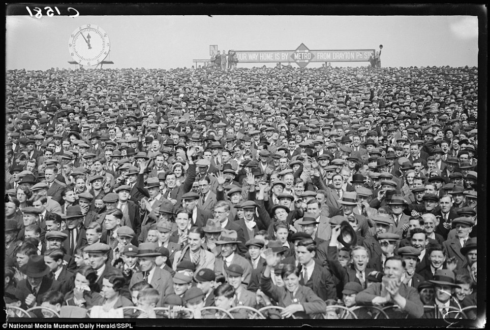 By the 1930s it was shirt & tie, jackets, lots of hats but slightly fewer, ditto waistcoats. But some ... (a few) ... WOMEN!