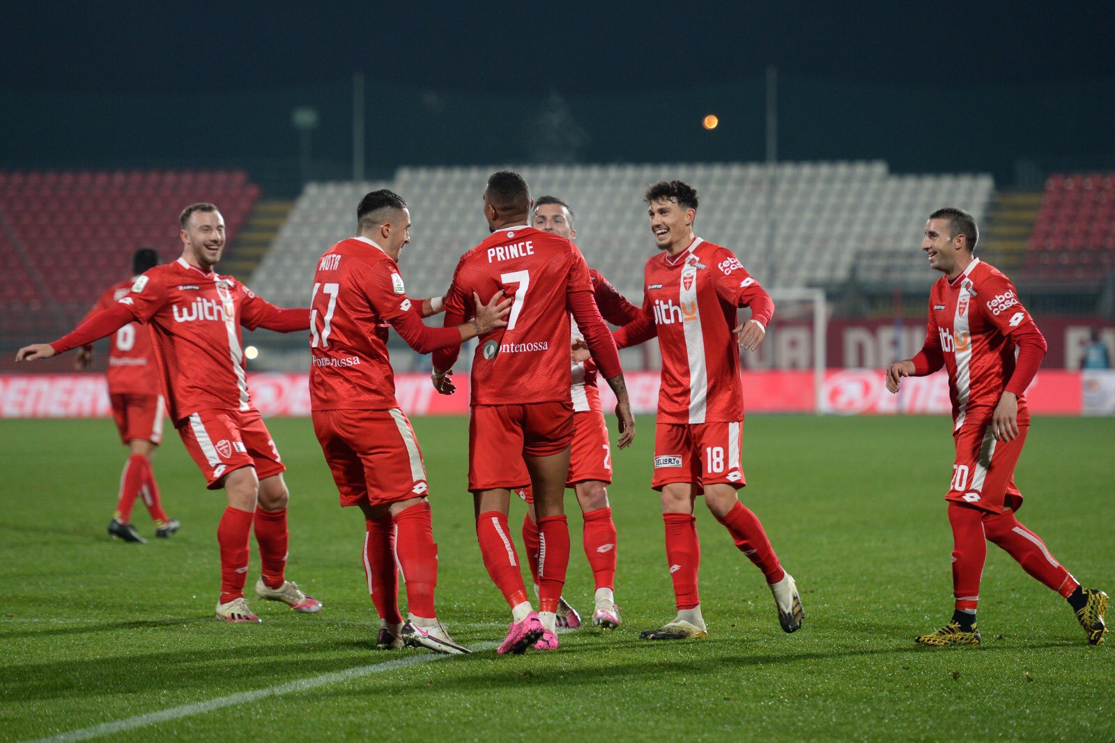 монца фк. команда монца футбольная. Monza фк. монца эмблема. монца фк игроки.