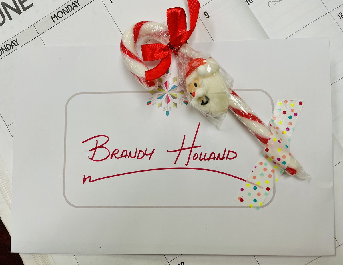 BHolland1908's tweet image. When Elfie leaves her desk...just for a minute...and returns to this!💚 We keep it FESTIVE  as we work in these C&amp;amp;I Plyler halls!  #Grateful #HandwrittenNote #ElfieDay @vangome2 @Cl_Hanson