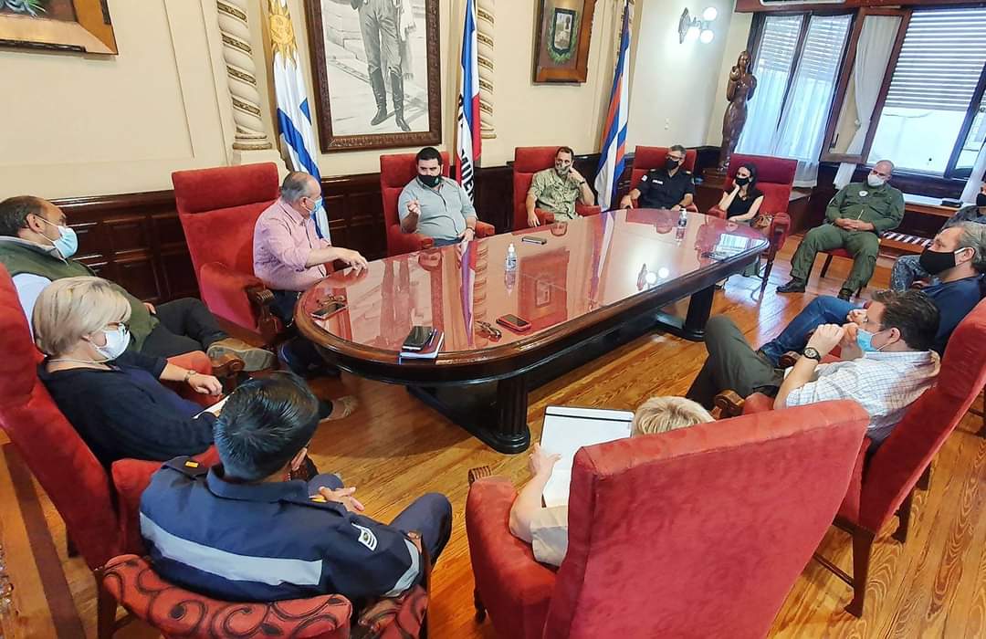 esahorapdu's tweet photo. El Intendente Departamental Dr. Nicolás Olivera encabezó este 15 de diciembre en el Salón Rojo una nueva reunión del Comité Departamental de Emergencias. @DipOlivera https://t.co/TGWGfkaYZF