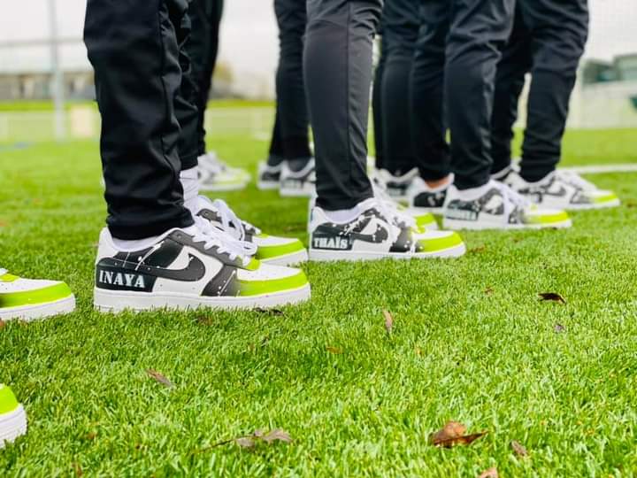LPIFF75's tweet photo. 📸 [FÉMININES] Les jeunes demoiselles de l'US Lognes ont eu le droit à une énorme surprise en recevant une paire de chaussures personnalisée grâce à un joli travail de customisation qui leur a permis de recevoir un cadeau de Noël avant l'heure de la part du club de Seine-et-Marne https://t.co/SfjC465pP3