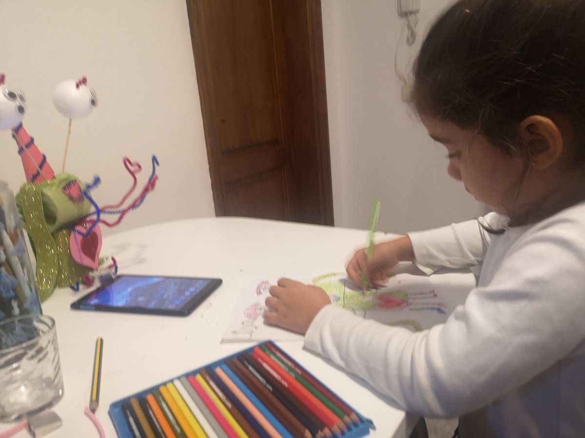 SAMIVEOS's tweet photo. @AlbaHermar @mattvega_sm @NazaretArrecife #creatividad #monstruofantastico #monstruodelamor... Martina en plena elaboración del Lisa la monstruo del amor! https://t.co/iHafGwEBDX