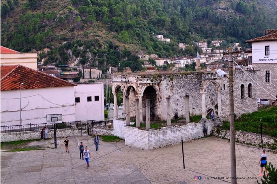 veontime's tweet photo. BERAT, ALBANIA - THE CITY OF A THOUSAND WINDOWS   
By Justyna Kartaszyńska-Szramka
The city of the museum, although it is still partially inhabited. It is my favorite place in Albania, even though there is no direct contact with the sea (I usually choose these). T https://t.co/0dSeTnuyGC