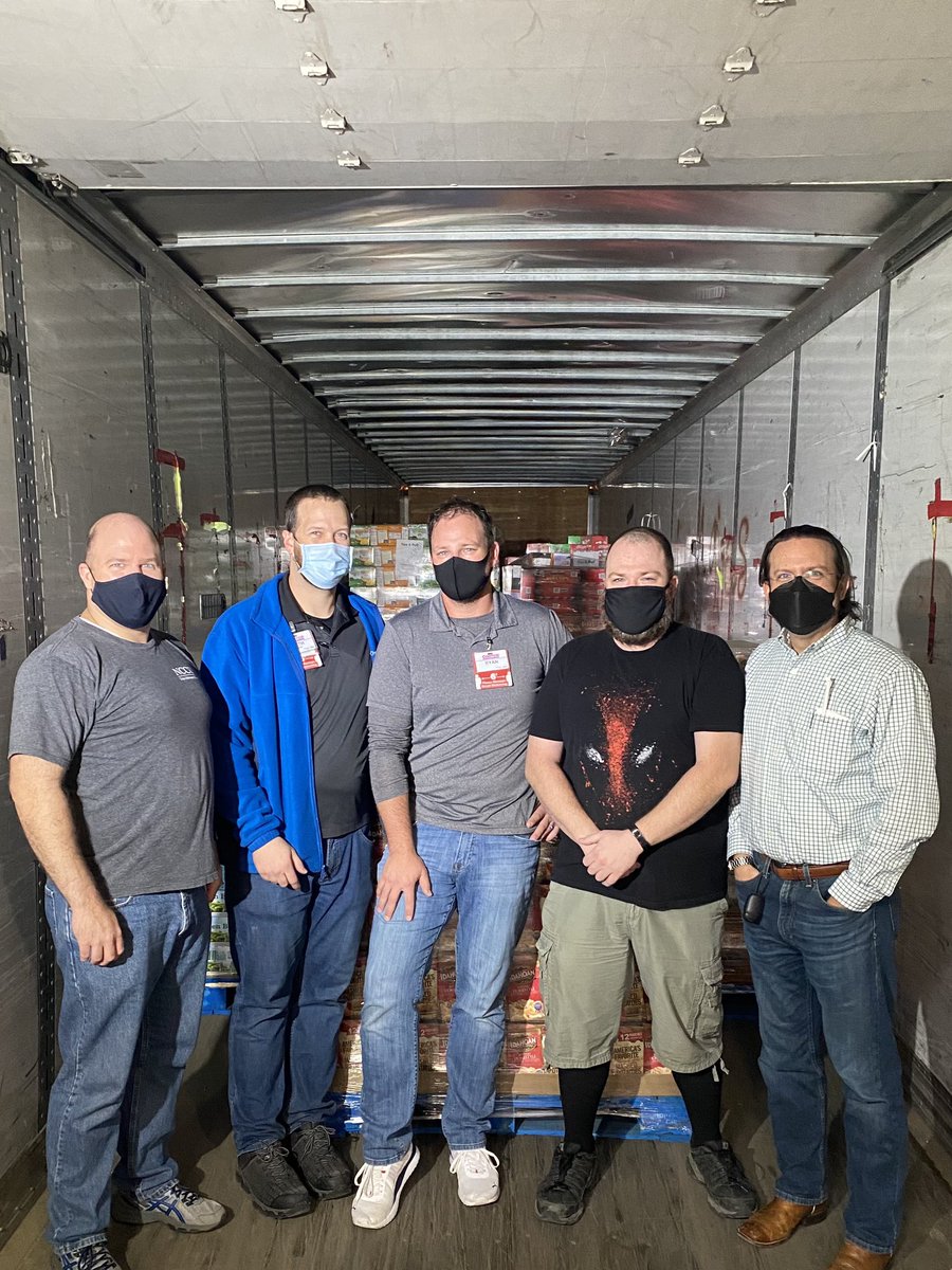 You can't tell we're smiling, but we're smiling This was before we left about an hour ago – that's Costco Ryan in the middle, Costco Seth on the left of him, the forklift driver Costco Justin on the right, then  @GomeralDAL and me on the flanks