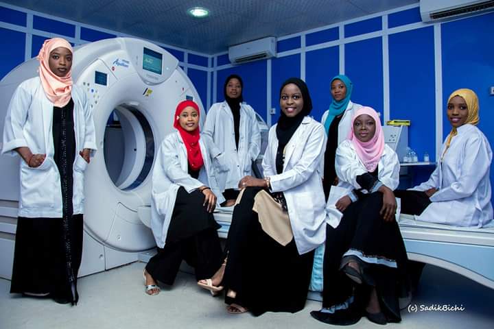 and treatment machines are.So what do radiographers do?A radiographer is either in diagnostic or in therapy. So the job specification varies.a diagnostic radiographer may work with either of this or combined imaging modalities:Computed tomography.....A CT machine