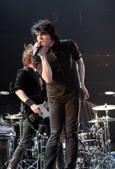 a thread of gerard posing (with his hands specifically)