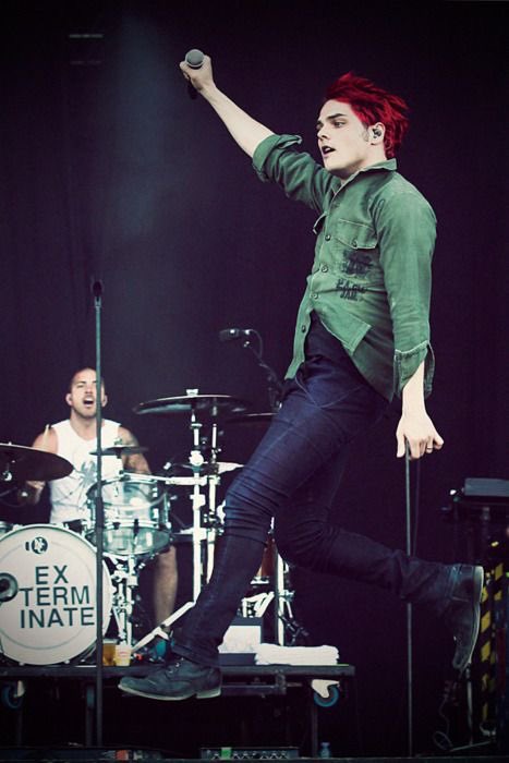 a thread of gerard posing (with his hands specifically)