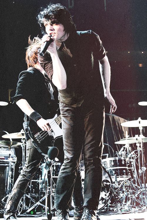 a thread of gerard posing (with his hands specifically)