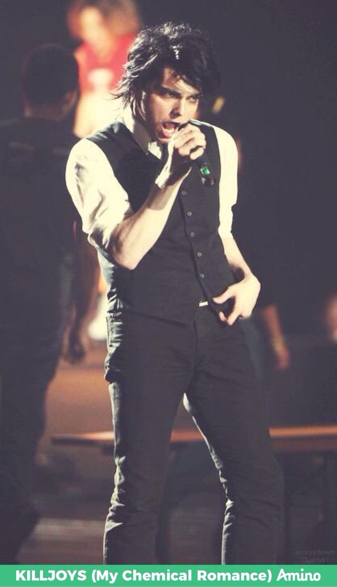 a thread of gerard posing (with his hands specifically)