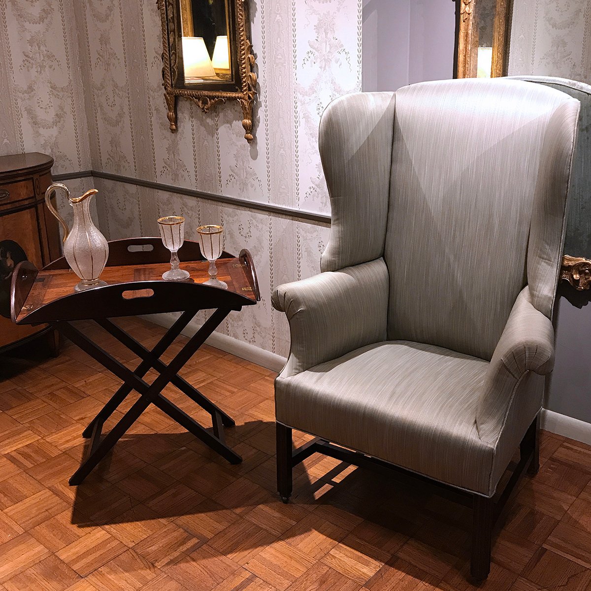 OSullAntiquesNY's tweet image. Grey &amp;amp; Gold 💛😀

#WingBackChair #19thcentury #Goblets