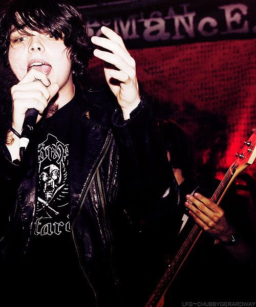 a thread of gerard posing (with his hands specifically)