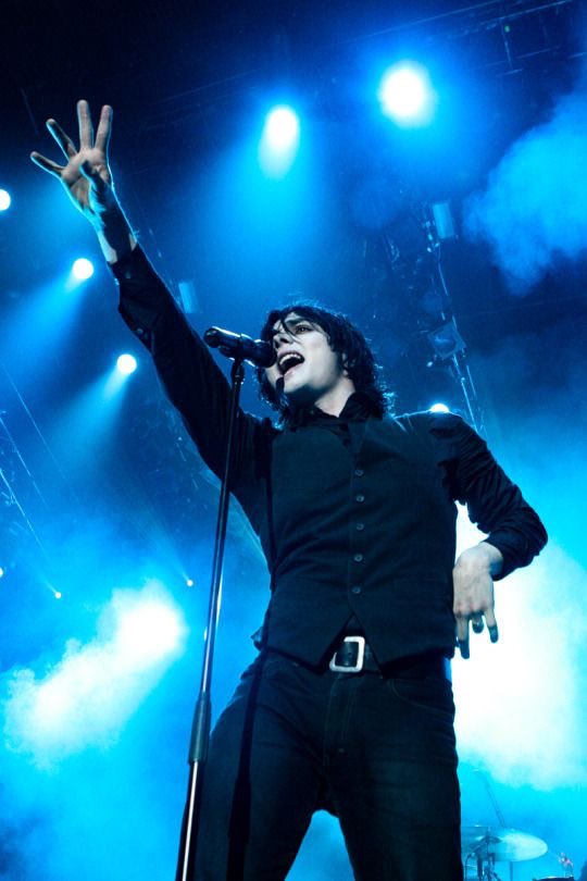 a thread of gerard posing (with his hands specifically)