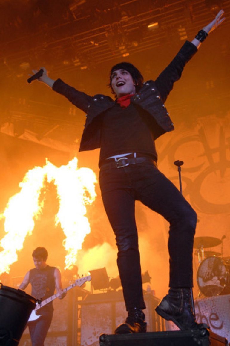 a thread of gerard posing (with his hands specifically)