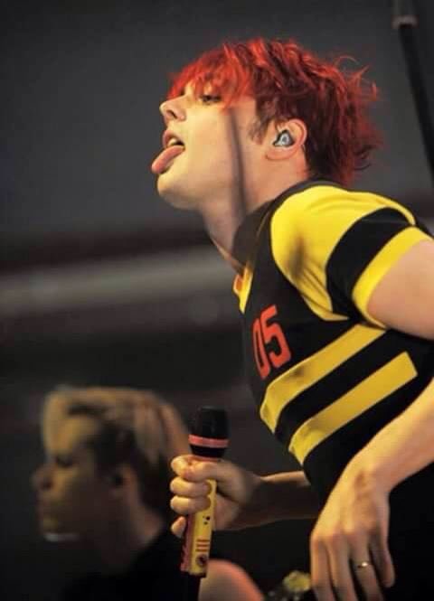 a thread of gerard posing (with his hands specifically)