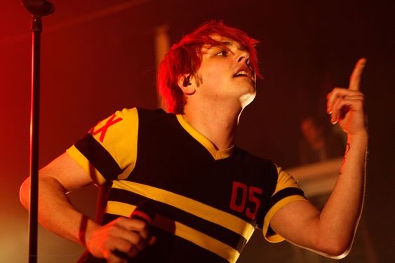 a thread of gerard posing (with his hands specifically)