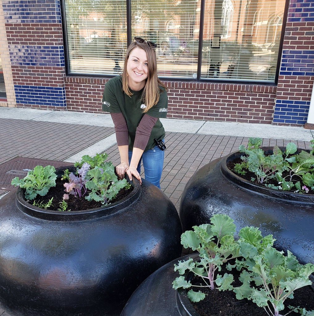 FAYTECHCC's tweet photo. A #FTCCGrad thread:
As a child, Tanya Towery didnβt expect her motherβs hobby to shape her career goals. Her mother kept a porch full of plants, and an annual garden, at their home in Florida. Towery, now 30, moved to #Fayetteville after meeting her husband, now an Army vet. https://t.co/uBzhdeEIfM