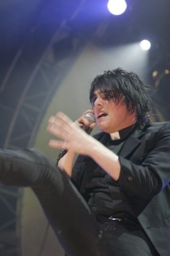 a thread of gerard posing (with his hands specifically)