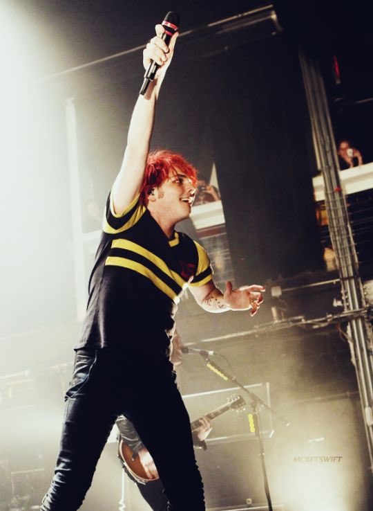 a thread of gerard posing (with his hands specifically)