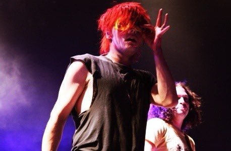 a thread of gerard posing (with his hands specifically)