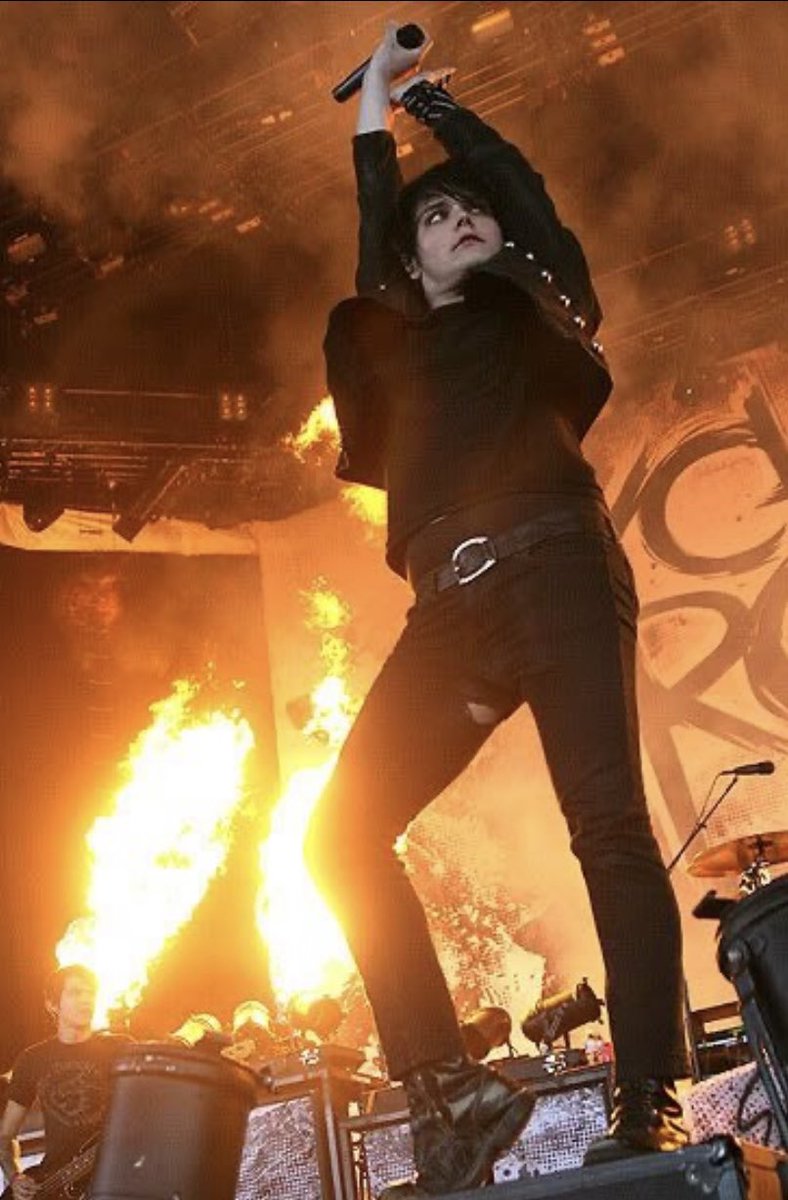 a thread of gerard posing (with his hands specifically)