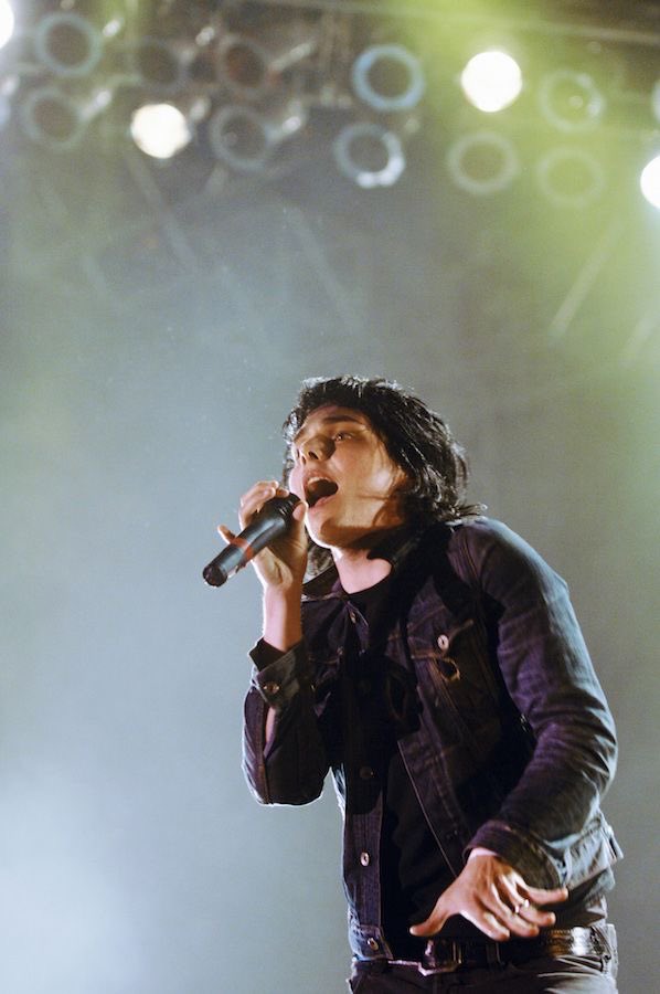 a thread of gerard posing (with his hands specifically)