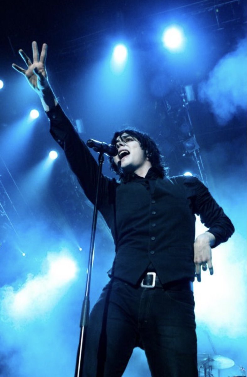 a thread of gerard posing (with his hands specifically)