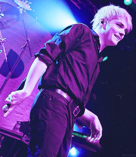 a thread of gerard posing (with his hands specifically)