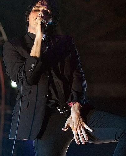 a thread of gerard posing (with his hands specifically)