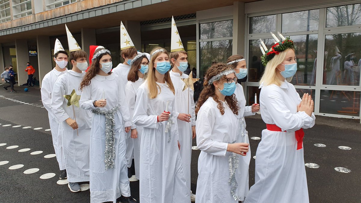 SectionSuedoise's tweet photo. Svenska Sektionens avgångselever lussade för elever och personal på #LyceeInternational! #SectionSuedoise https://t.co/QtbMTkLuPy