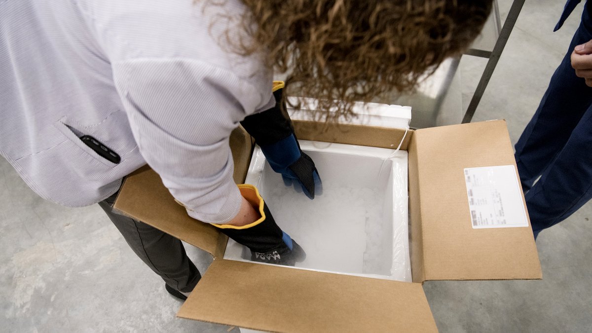 CleClinicNews's tweet photo. Cleveland Clinic received its first shipment of the COVID-19 vaccine.
It's a hopeful moment for us all, but as we wait for more widespread availability, we must stay vigilant. 
Protect yourself and those around you. #MaskUp

Learn more: https://t.co/WAmULgsck4 https://t.co/HBKZ03JiOZ