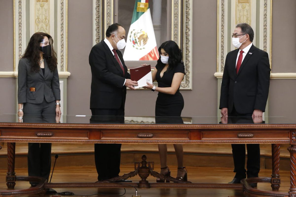 MBarbosaMX's tweet photo. En sesión del @CongresoPue, Ma. Teresa Castro Corro, @FinanzasGobPue; @MelitonLozano, @SEPGobPue; y  @DavidMendezPue, de @Segob_Puebla, hicieron entrega formal de mi #2doInforme de Gobierno. #PueblaFirmeHaciendoHistoria https://t.co/KBMMhJWgZO