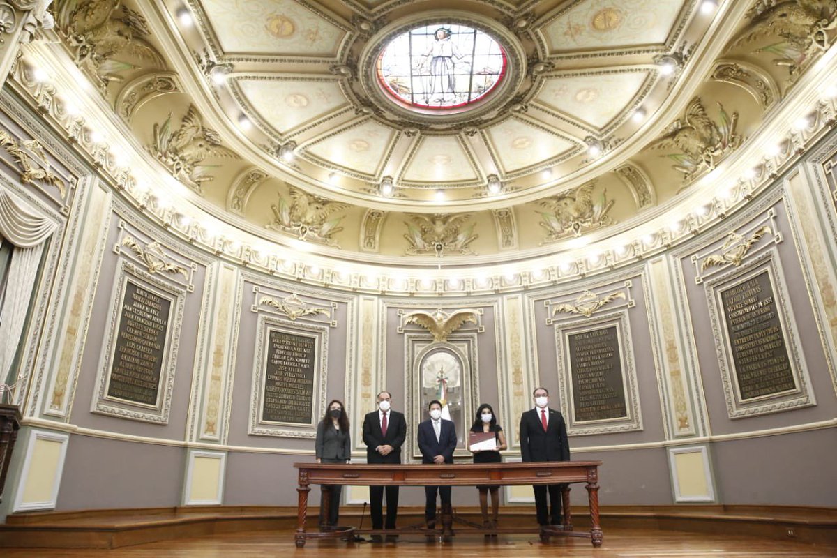 MBarbosaMX's tweet photo. En sesión del @CongresoPue, Ma. Teresa Castro Corro, @FinanzasGobPue; @MelitonLozano, @SEPGobPue; y  @DavidMendezPue, de @Segob_Puebla, hicieron entrega formal de mi #2doInforme de Gobierno. #PueblaFirmeHaciendoHistoria https://t.co/KBMMhJWgZO