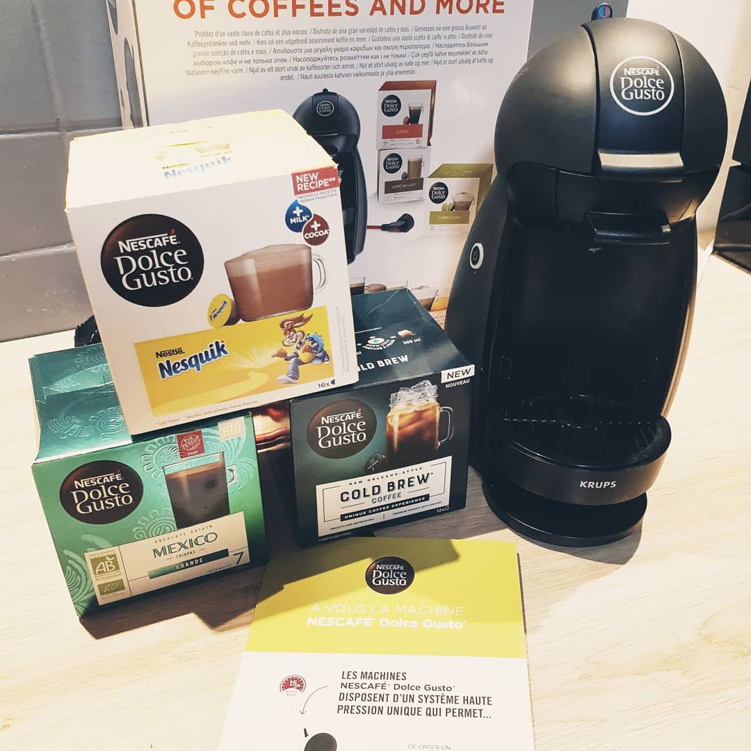 HNainii's tweet photo. Hello 🤗

J'ai le plaisir de vous annoncer que je suis ambassadrice de la marque Dolce Gusto. 

Et je suis surprise de découvrir la qualité surprenante de leur café. Déguster votre matin en douce avec le café  Dolce Gusto.
#mycofeemoment  #ambassadeurnescafedolcegusto https://t.co/r8nBgp8gnX