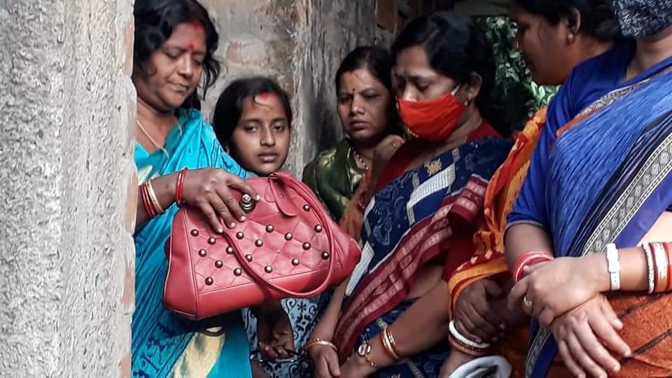 babita_mallick's tweet photo. ଯାଜପୁର ଜିଲ୍ଲା ବରୀ ନିର୍ବାଚନ ମଣ୍ଡଳୀର ମଧୁସୂଦନ ପୁର ପଞ୍ଚାୟତର କୁନି ଝିଅ ପିହୁ ପରିବାର ପାଖରେ ଯାଜପୁର ଜିଲ୍ଲା ବିଜେପି ମହିଳା ମୋର୍ଚ୍ଚା ପ୍ରତିନିଧି ଦଳ। @dpradhanbjp @BJP4Odisha 
#bjddoll #corruptbjd #ModiHaiToMumkinHai https://t.co/GcHjMI4nvC