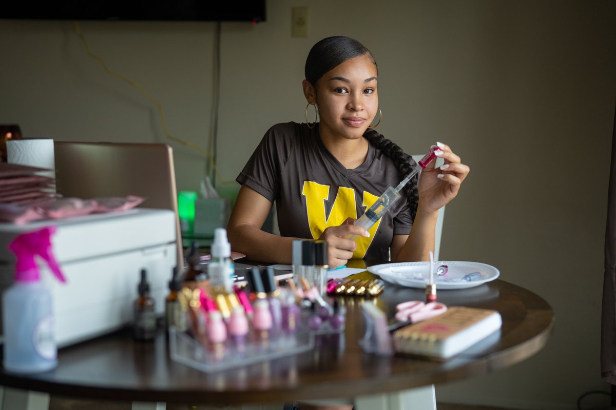 WesternMichU's tweet photo. “Coffee is my best friend," says Tasia Richardson, #WMU criminal justice senior + entrepreneur. "Most nights I'm falling asleep making the lip gloss, but it's worth it."

Check out the full story here: https://t.co/itrccH9ffV https://t.co/nMFxPpwAWp