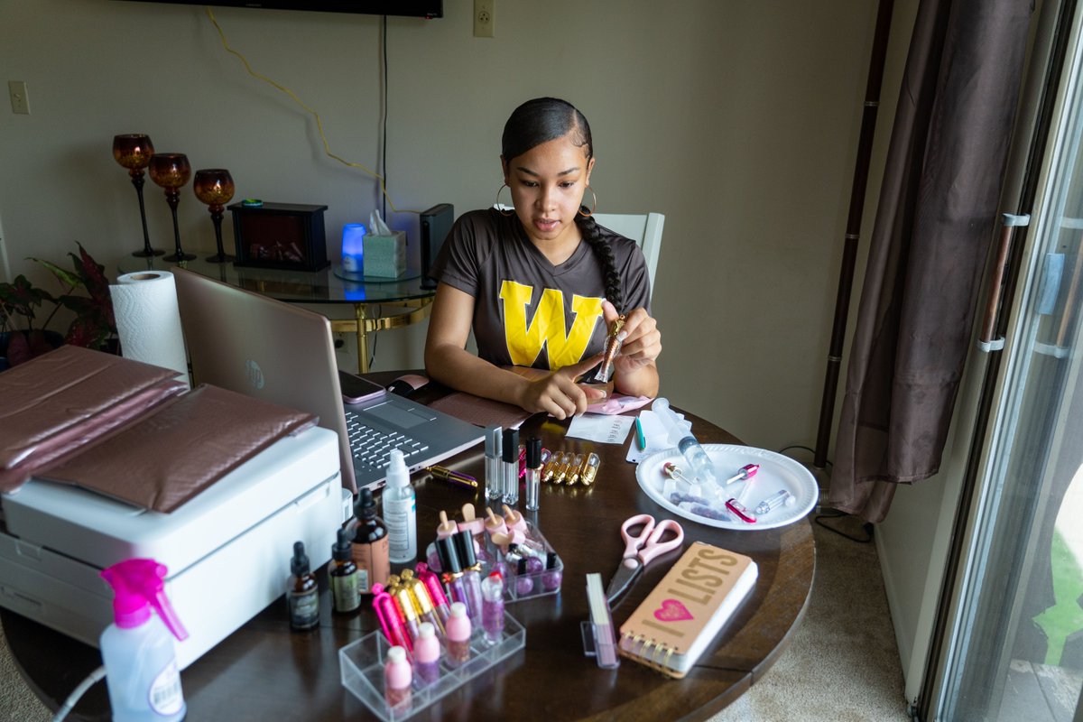 WesternMichU's tweet photo. “Coffee is my best friend," says Tasia Richardson, #WMU criminal justice senior + entrepreneur. "Most nights I'm falling asleep making the lip gloss, but it's worth it."

Check out the full story here: https://t.co/itrccH9ffV https://t.co/nMFxPpwAWp