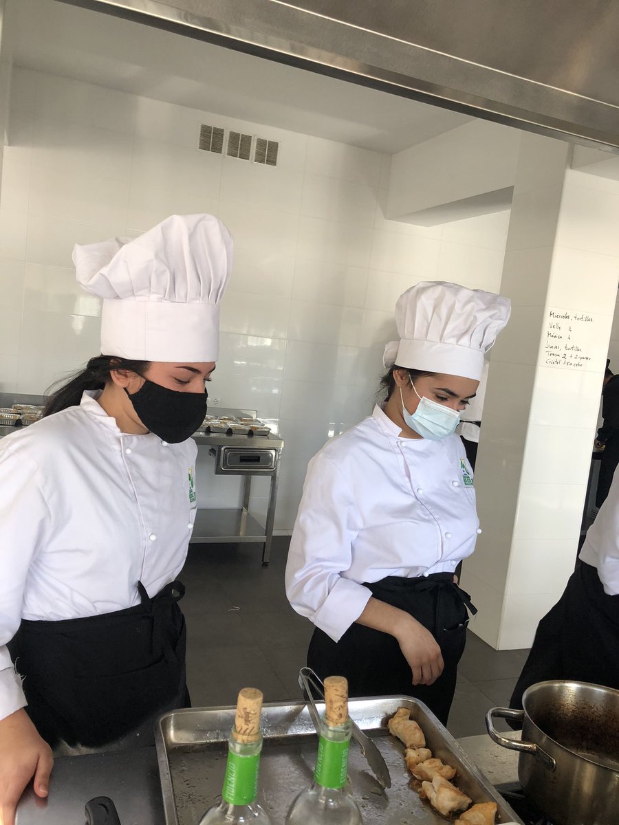 JuanAguilarT's tweet photo. Extraordinario #ProyectoSolidario preparación #Menús para #ComedorSocial Gracias alumnos/as y profes FPB/Restauración @SantaRosa_Lima por el trabajo, la ilusión y la alegría que manifestáis sabiendo que estáis compartiendo generosidad.
#DeCorazón @fvictoria_es
#SentirEsperanza https://t.co/h60pTwqYCs