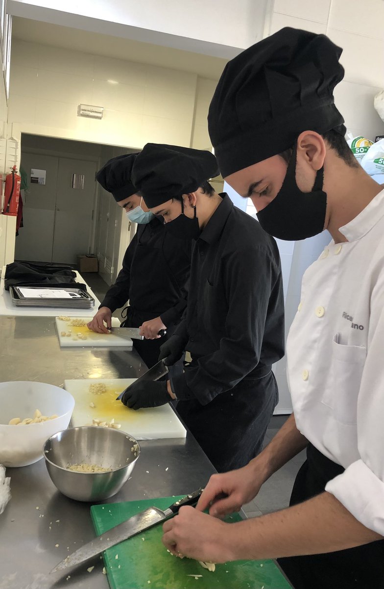 JuanAguilarT's tweet photo. Extraordinario #ProyectoSolidario preparación #Menús para #ComedorSocial Gracias alumnos/as y profes FPB/Restauración @SantaRosa_Lima por el trabajo, la ilusión y la alegría que manifestáis sabiendo que estáis compartiendo generosidad.
#DeCorazón @fvictoria_es
#SentirEsperanza https://t.co/h60pTwqYCs