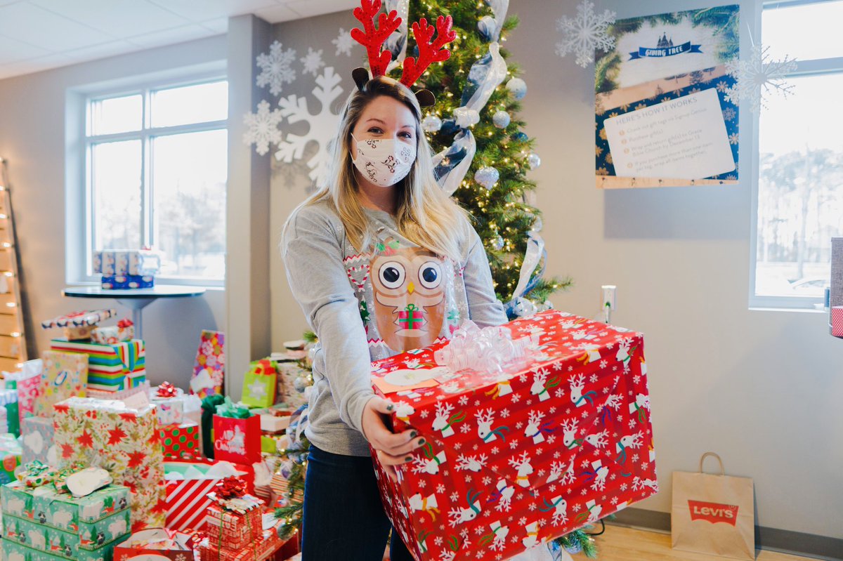 gracebible757's tweet photo. Grace, THANK YOU! Because of your generosity we were able to gift over 1,000 gifts to parents all across the 757! You are spreading light in our world! #FORthe757 #gracebible757 https://t.co/jwbJ3Bu0Z1