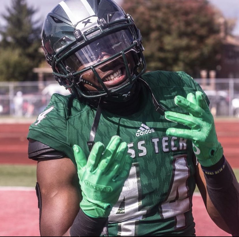 CWJR03's tweet photo. Wow, it’s tough that it had to end like this but I’m happy that I got to do it with my brothers. I wanna say thank you to the CTFB family and everyone who helped and supported me through these 4 years but now it’s onto the next chapter🚀
💚✌🏾
#2EZ 
#44out 
https://t.co/seAlP37xAu https://t.co/RG5iymmX5v