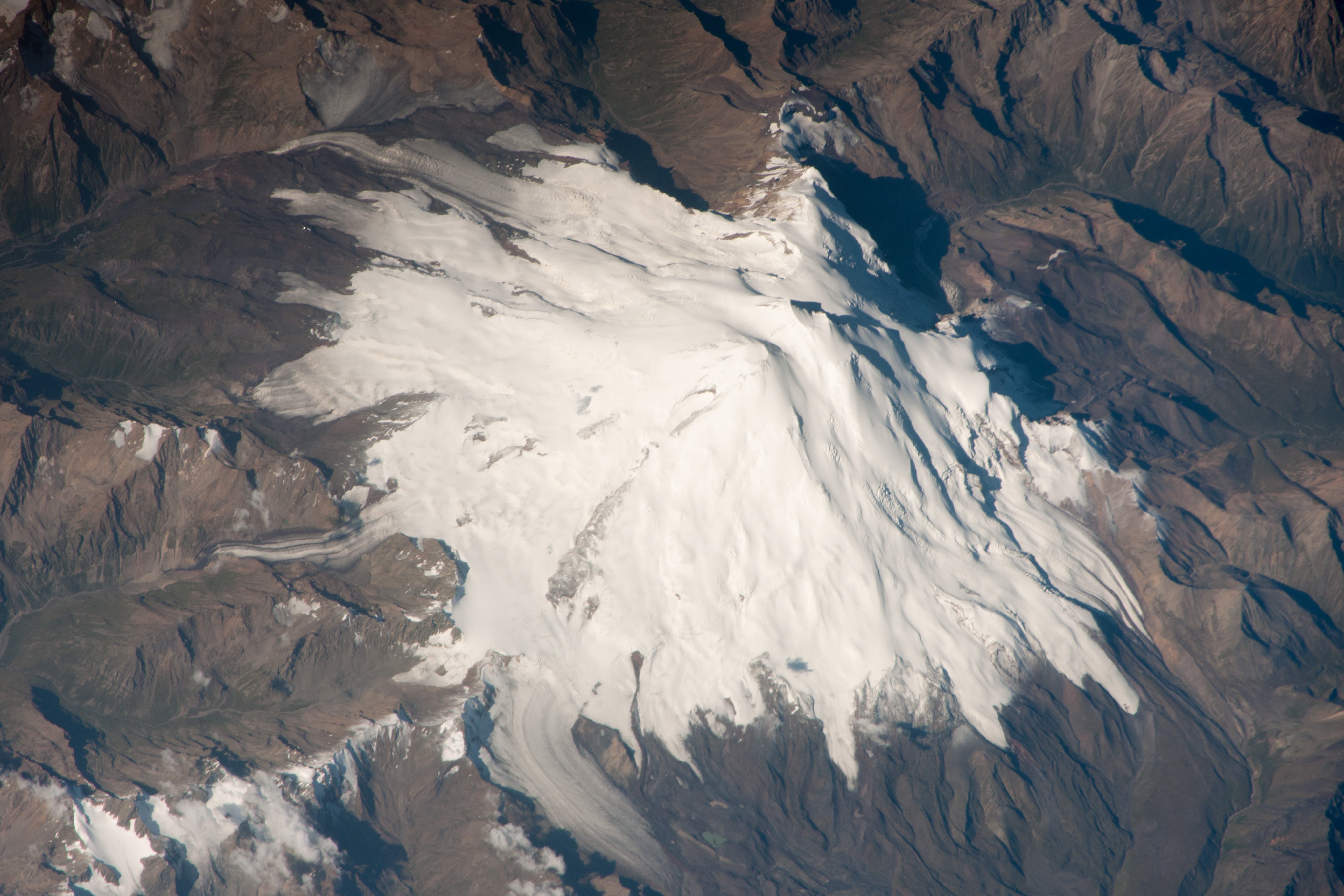 Эльбрус гора вулканы по высоте. Гора Эльбрус 5642. Гора Эльбрус (5642 м) — высочайшая вершина России. Кратер Эльбруса. Гора Эльбрус снимок из космоса.